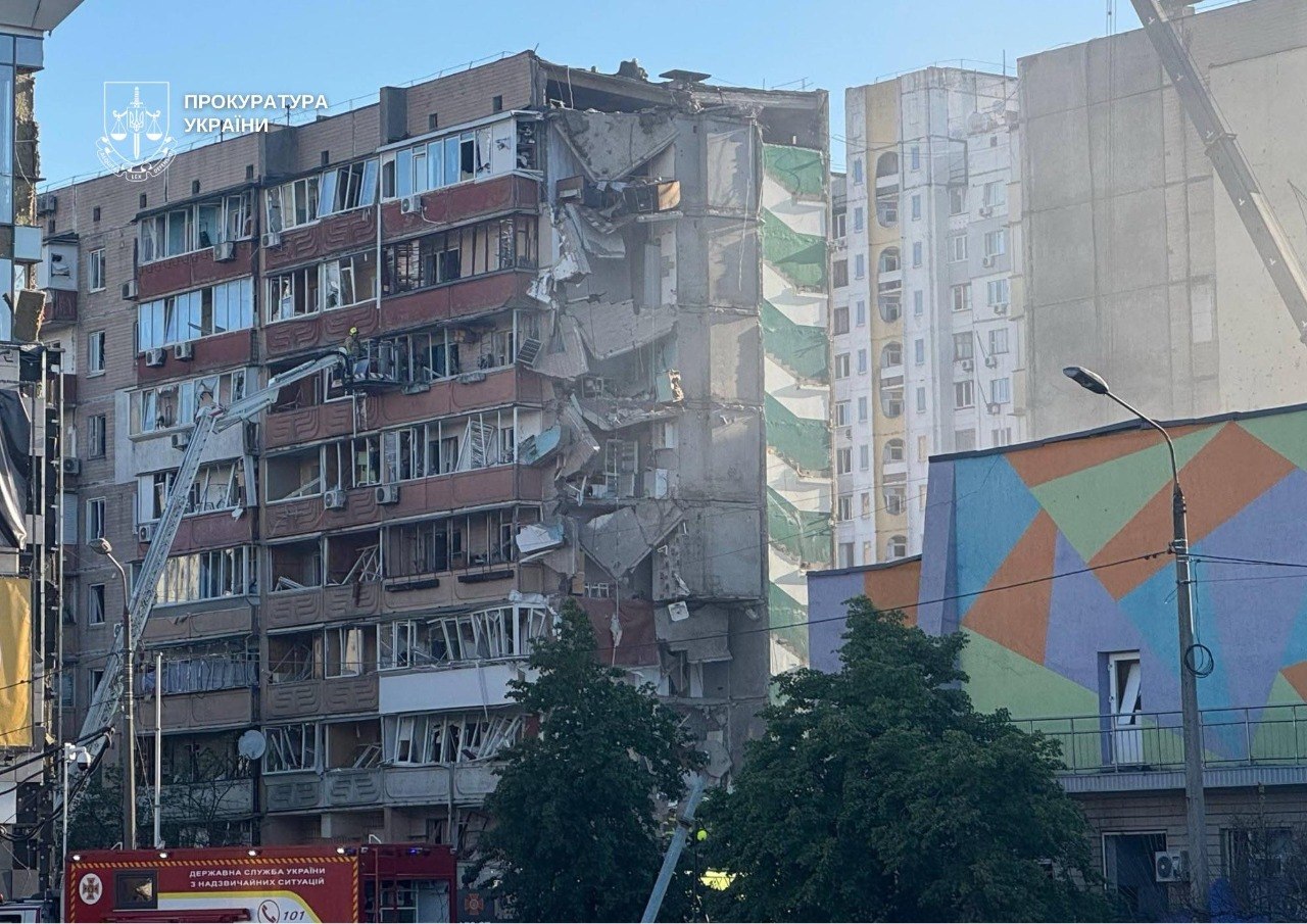 Знищений під’їзд у Києві, удари по енергетиці в Кременчуці: що відомо про масштабну атаку